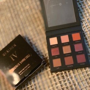 RealHer eyeshadow and highlighter set